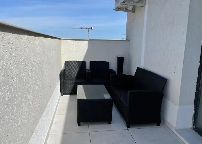 Stunning 2-Room Penthouse With Lakeview W11
